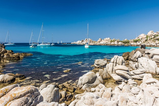 Bucht mit Segelbooten in Korsika